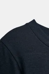 Body de manga larga con cuello redondo, confeccionado en una mezcla de algodón y modal. Presenta cierre inferior con botones a presión.