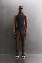 Sudadera técnica de running Zara Athleticz, modelo slim fit en color marrón y negro, con cuello subido, capucha ajustada y mangas largas.