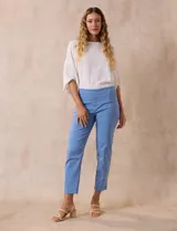 Pantalón verde esmeralda de gabardina elastizada, marca Zac & Rachel, de corte recto con pretina ancha pespunteada y largo al tobillo. Presenta bolsillos simulados.