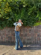 Jean de corte wide leg en color azul, con diseño de ruedo deshilachado y costura visible en la parte inferior. Confeccionado en denim con elastano para mayor comodidad.