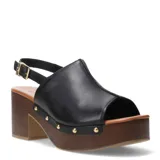 Sandalias Bottero de cuero negro con plataforma y taco cuadrado con acabado efecto madera. Presentan un diseño de punta abierta, detalle de tachas metálicas doradas en el contorno de la suela y una pulsera ajustable con hebilla metálica en el tobillo.