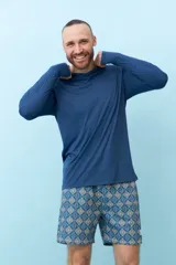 Remera gris de manga larga con capucha y orificios para los pulgares.