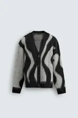 Cárdigan de punto con acabado cepillado, diseño de jacquard con patrón abstracto de ondas en gris y negro, cuello en pico, manga larga y cierre frontal con botones.
