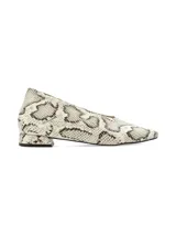 Zapato estilo chatita con taco bajo cuadrado y punta fina, confeccionado en cuero con estampado animal print de reptil en tonos off white y negro.