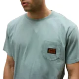 Remera verde de manga corta con bolsillo en el pecho y logo de la marca.