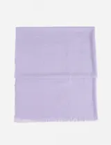 Pashmina rectangular color lila claro, de tejido ligero y textura lisa.