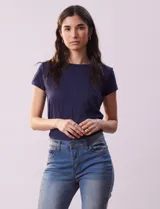 Remera azul marino de algodón y viscosa, de corte clásico y manga corta.