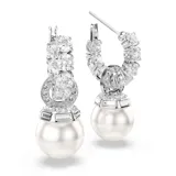 Aros colgantes plateados con cristales blancos y perlas redondas.