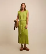 Vestido midi verde con cuello redondo y hombreras. Incluye cinturón de cordón a juego.