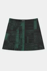 Minifalda pareo de tul semitransparente con estampa abstracta en tonos verdes y negros, con lazo lateral para anudar.