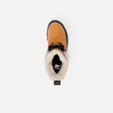 Bota de invierno Sorel modelo Tivoli V, confeccionada en gamuza color tostado con base de goma negra impermeable. Presenta cuello con forro de piel sintética, cordones negros y suela dentada de goma en color marrón.