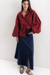 Camisa color borgoña de algodón con elastano, cuello mao y mangas largas abullonadas.