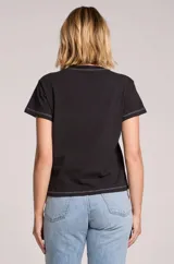 Remera de manga corta negra con costuras a la vista en color blanco y estampado frontal con el logo de Diet Coke Social Club.