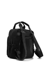 Mochila urbana negra de diseño compacto, confeccionada en material sintético resistente. Presenta doble asa superior con el nombre de la marca estampado, bolsillo frontal con cierre y tirador decorativo en color beige. Incluye el logo de la marca sutilmente aplicado en el frente.