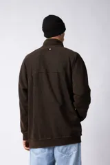 Buzo de frisa con efecto de lavado snow, corte oversize, cuello alto con medio cierre frontal y bordado al tono en el pecho. Cuenta con bolsillos laterales.