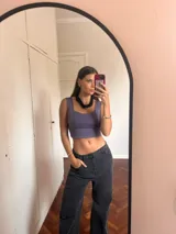 Top corto color lila con escote cuadrado y breteles anchos.