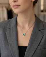 Collar de plata 925 con dije en forma de flor, compuesto por una piedra natural de turmalina verde central rodeada por pequeñas circonias brillantes.