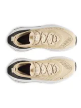 Championes Under Armour UA Phantom 4 color beige, con amortiguación UA HOVR™+, suela blanca y detalles en negro.
