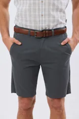 Bermuda clásica azul marino confeccionada en gabardina liviana de algodón con elastano, de corte recto y diseño liso.