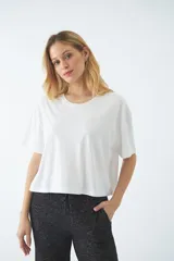 Remera básica de corte oversize, con escote redondo y mangas cortas, de diseño liso y holgado.