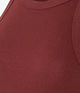 Musculosa basica de rib de algodon color bordo con cuello redondo y corte regular.