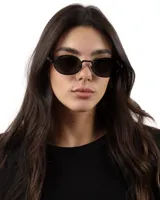 Lentes de sol con montura metálica negra y cristales negros ovalados.