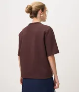 Remera de algodón Marfinno con corte boxy, cuello redondo y mangas cortas amplias, de diseño liso y holgado.