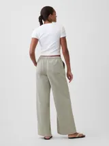 Jean wide leg de tiro medio color verde militar, con cintura elástica con cordón ajustable y bolsillos laterales.