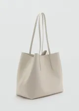 Bolso tipo shopper de gran tamaño con efecto de piel abatanada. Cuenta con doble asa de hombro y cierre de gancho.