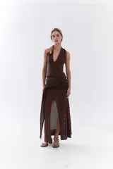 Top bordó de punto con lurex, escote en V profundo estilo halter y diseño sin mangas.