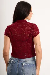 Top de encaje color azul marino, de manga corta y cuello mao, con cierre frontal mediante broches decorativos estilo nudo chino.