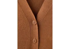 Cardigan de punto fino color tostado con escote en V, manga larga y cierre frontal de botones.