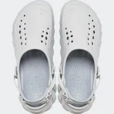 Zuecos Crocs modelo Echo Clog, color gris, de diseño futurista con aberturas de ventilación, suela esculpida y correa ajustable en el talón.