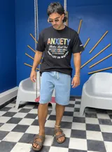 Bermuda de jean celeste, corte baggy, con cintura elástica y spandex.