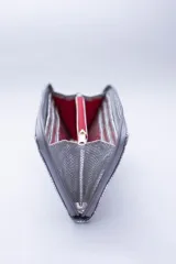 Billetera rectangular con cierre perimetral, confeccionada en cuero con textura de reptil. Cuenta con múltiples compartimentos internos para tarjetas, documentos y billetes, además de un bolsillo interior con cierre para monedas.