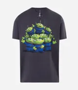 Remera de algodón con cuello redondo y manga corta, de corte holgado. Presenta un estampado frontal de los Aliens de Toy Story siendo atrapados por una garra mecánica.