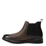 Bota tipo Chelsea de cuero color gris grafito con efecto degradado hacia la punta. Presenta paneles elásticos laterales en color negro, tirador en el talón y suela de goma con detalle de costura perimetral.