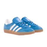 Championes Adidas Gazelle Indoor color celeste con detalles en blanco y suela marrón.