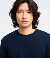 Remera masculina de manga larga en color marrón, con textura waffle y cuello redondo.
