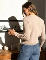 Cardigan tejido color blanco, marca Ninety. Escote a la base y abertura central con botones metálicos dorados. Delantera con bolsillos simulados con botón dorado.