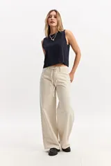 Jean wide leg de algodón color beige, de piernas amplias y caída suelta, con diseño sin pretina y cordón ajustable en la cintura con efecto vintage.