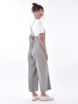 Monoprenda (jumpsuit) color marrón medio, sin mangas, con escote cuadrado y tirantes anchos. El pantalón es de corte ancho y largo tipo culotte.