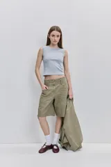 Musculosa gris melange de tejido acanalado, con cuello redondo y ajuste al cuerpo.