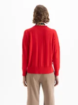 Sweater rojo de largo hasta la cadera, con mangas largas y tejido en mezcla de lana merino y algodón. De silueta holgada y cuello redondo.