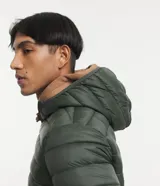 Campera puffer ultraligera de color beige, con diseño acolchado de gajos horizontales, capucha incorporada, cierre frontal y bolsillos laterales con cremallera. Confeccionada en poliamida con relleno de poliéster.