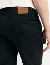 Pantalón de corte slim, color beige, con bolsillos laterales y traseros de estilo chino.