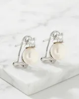 Caravanas de plata 925 con diseño de perla colgante y detalle de circonias brillantes en la parte superior.