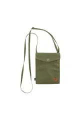 Bolso bandolera verde oliva de la marca Fjallraven, confeccionado en tejido G-1000 HeavyDuty Eco (poliéster reciclado y algodón orgánico). Tiene un bolsillo interno para el teléfono y cierre con solapa y botón a presión. El logo de la marca está bordado en el frente.