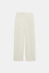 Pantalón de tiro medio con pinzas delanteras, bolsillos frontales y falsos bolsillos con solapa en la parte posterior. Presenta un diseño de pernera holgada que se estrecha hacia el tobillo, con cierre frontal de cremallera y botón.