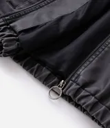 Chaqueta masculina de poliuretano color negro, con diseño de capucha, cierre frontal completo y puños elásticos. Presenta un acabado liso y estructura robusta.